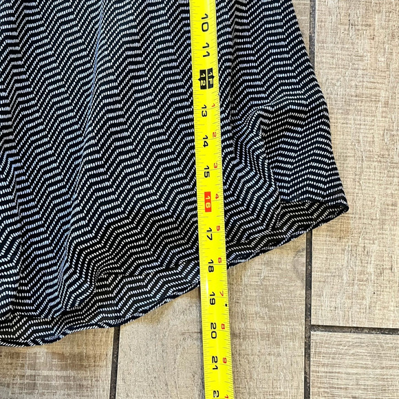 Vince Camuto Womens Skirt Size Medium Black White Mini Geometric Side Zipper - Picture 3 of 7